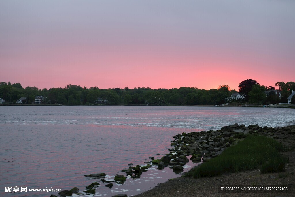 湖畔绝美日落景色