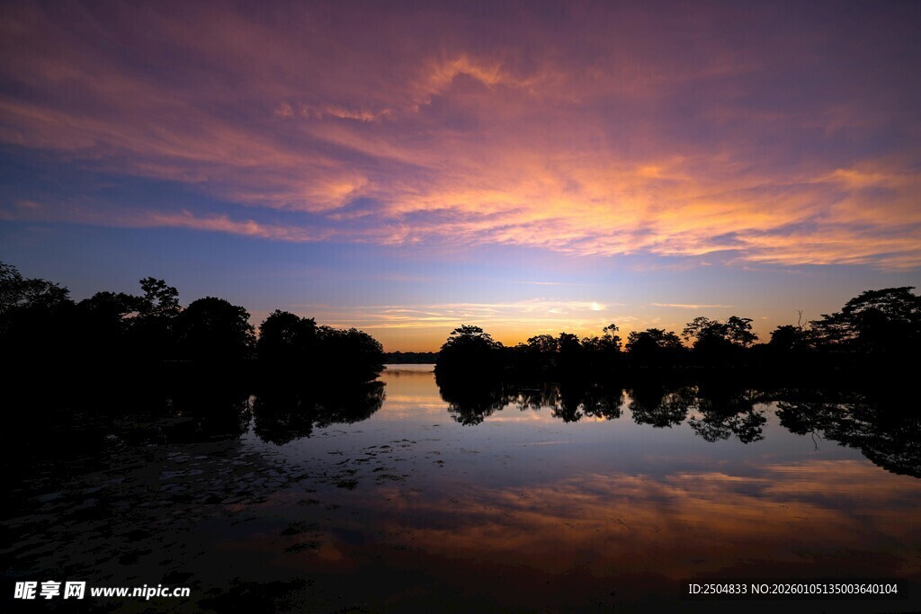 湖畔绚丽晚霞倒影美景