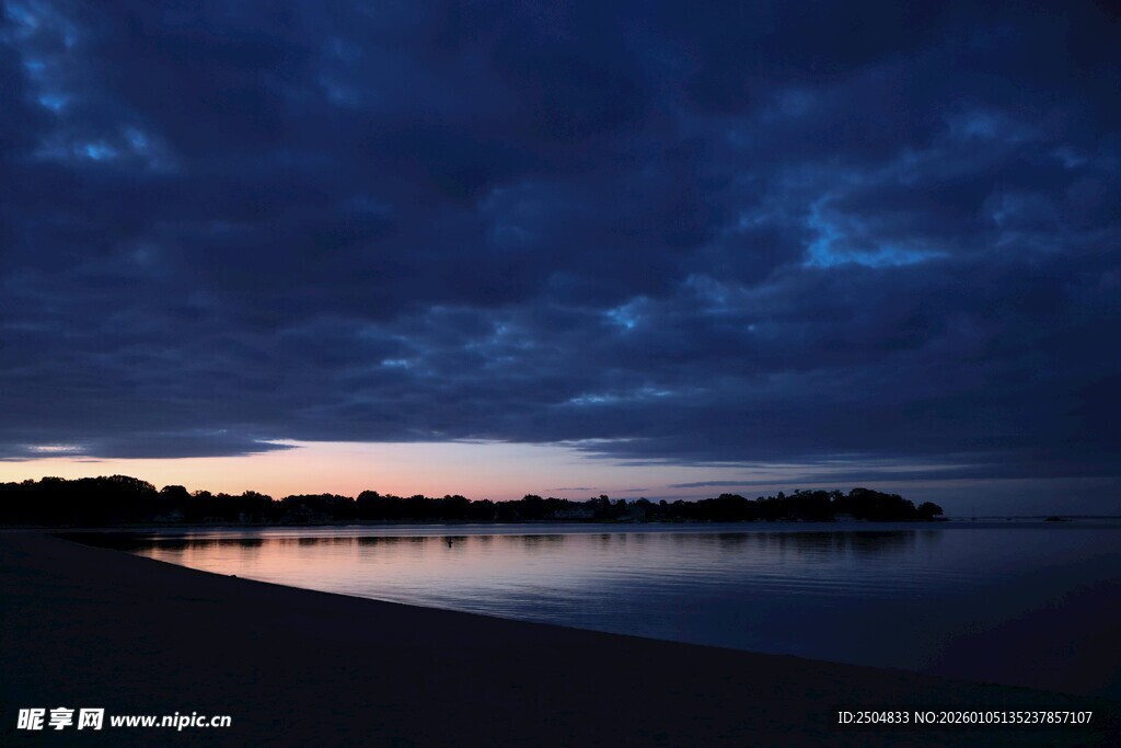 夜幕下宁静的湖畔景观