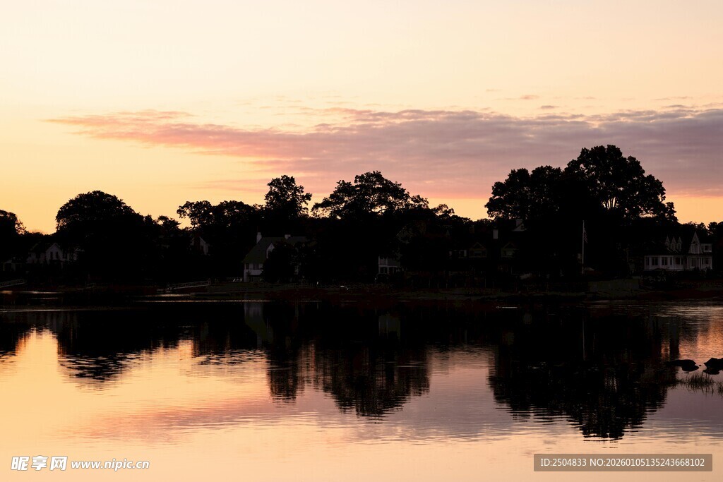 湖畔黄昏美景倒映
