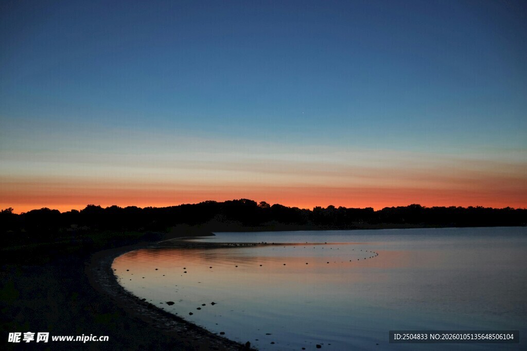 湖畔绝美日落景致