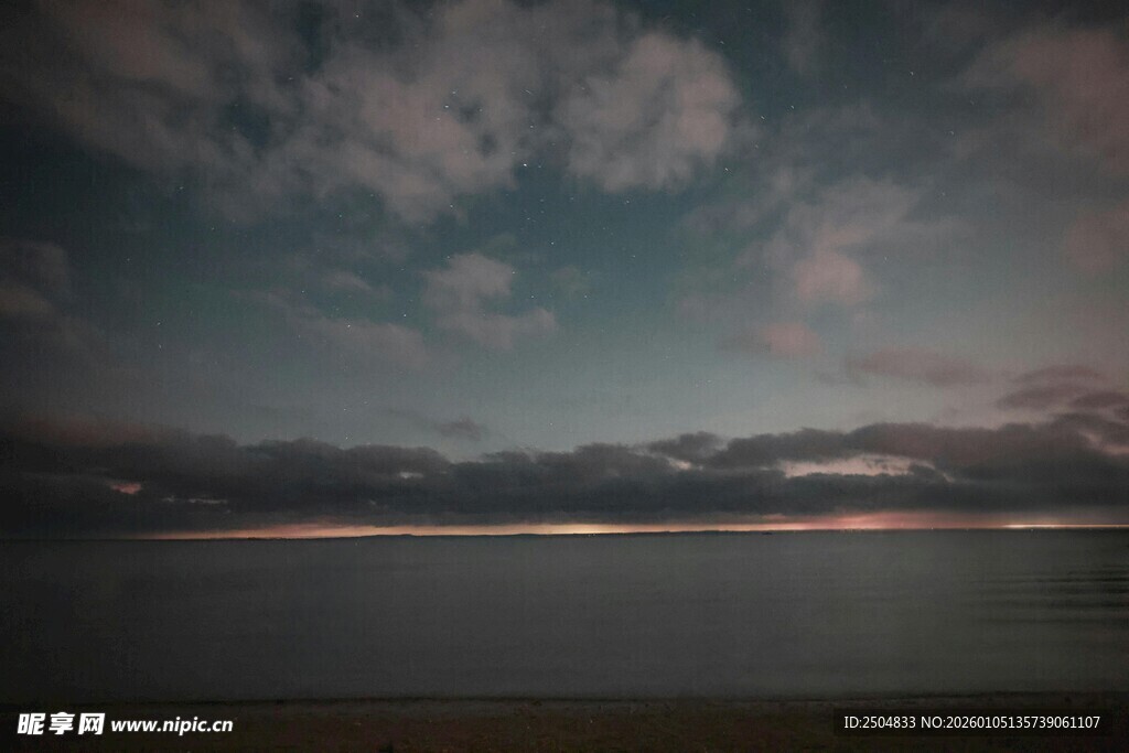 湖畔暮色中的梦幻天空