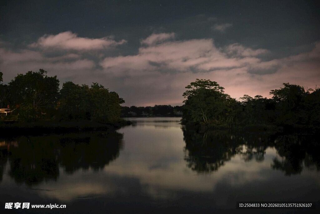 黄昏湖畔静谧风景