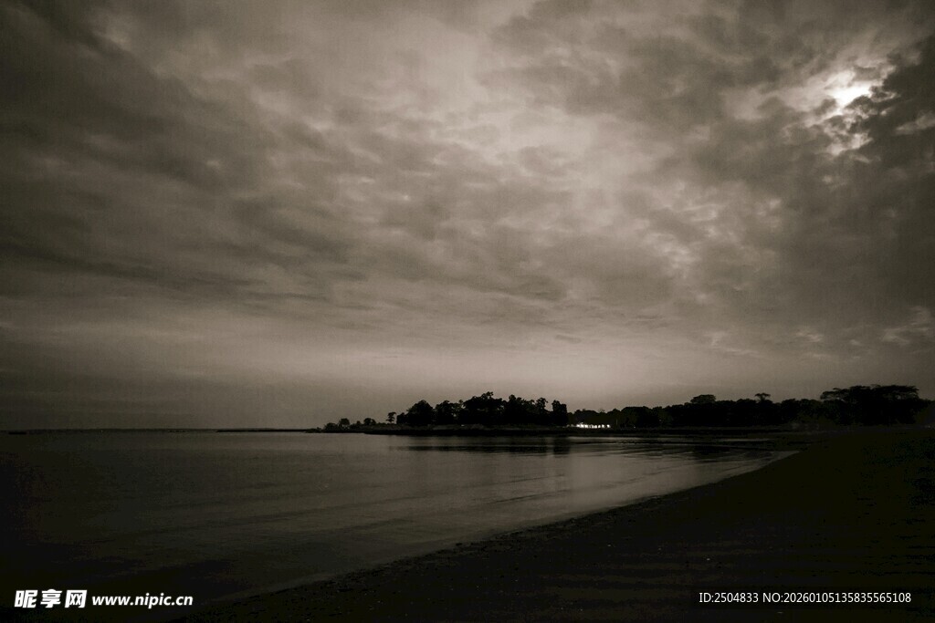  沉天空下的静谧水岸