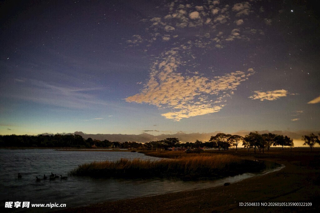 夜幕下的湖畔美丽景致