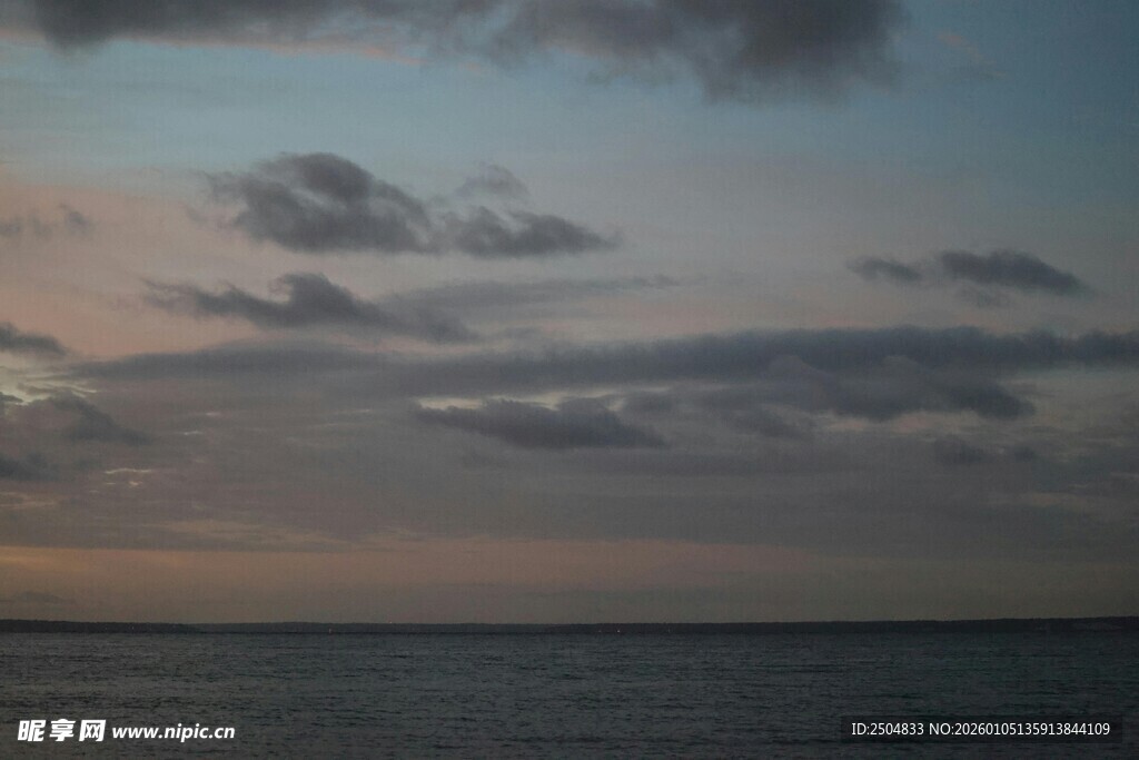 黄昏下的海面与天空