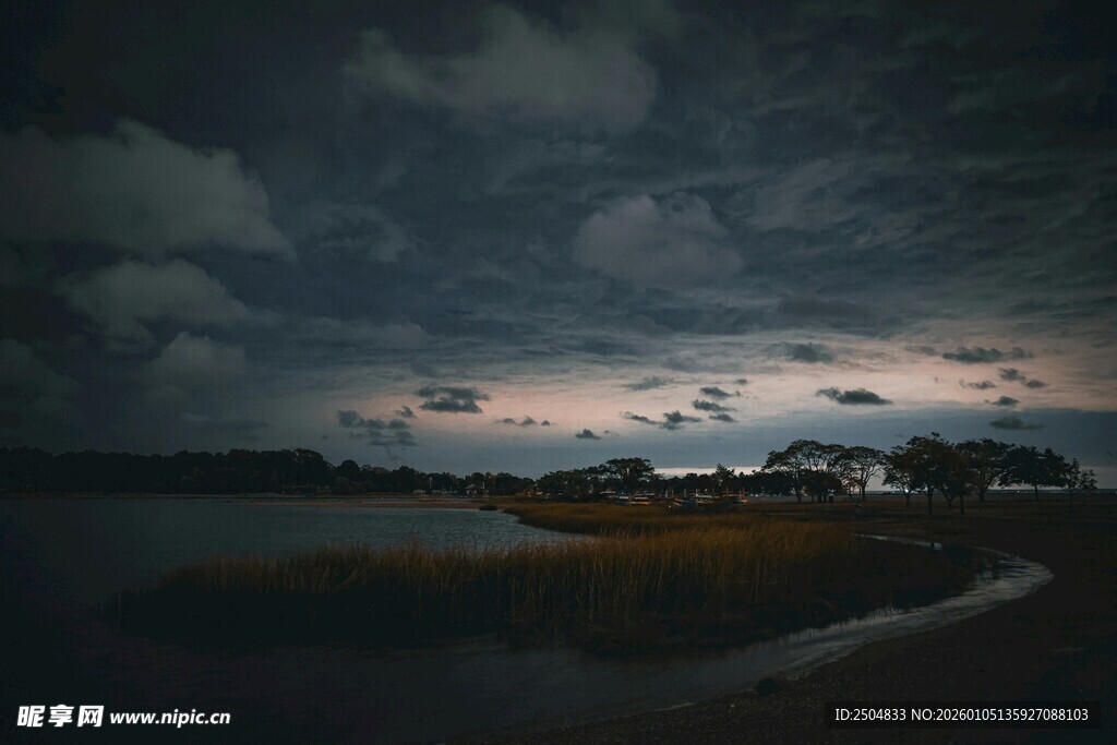 黄昏时分的 沉湖畔景色
