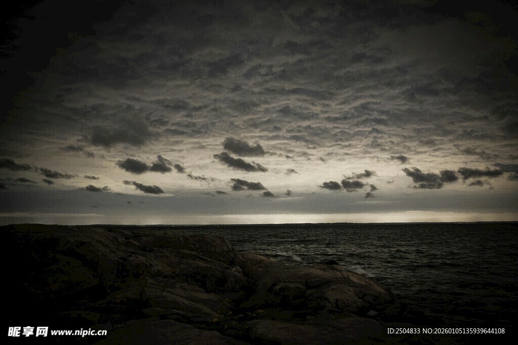 夜幕下的开阔地平线景观