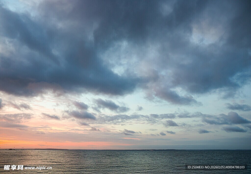 海上黄昏时的壮丽云层