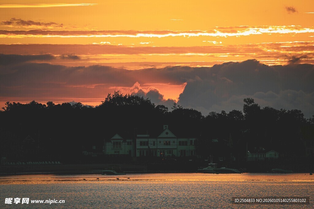 夕阳湖景 天际云霞绚烂