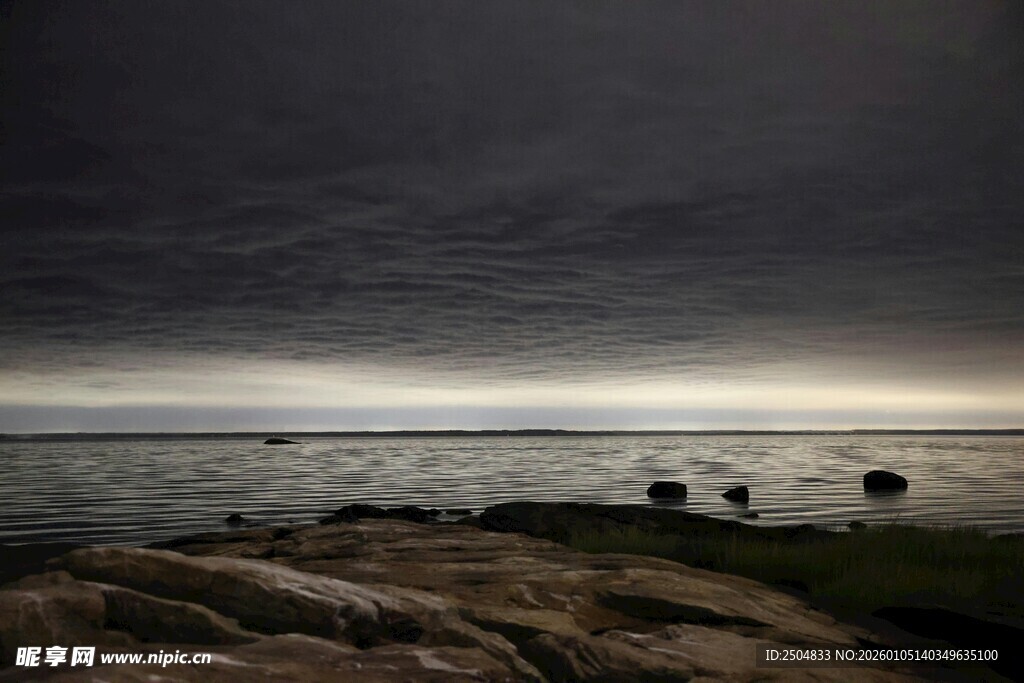 海边 沉天色下的宁静景致