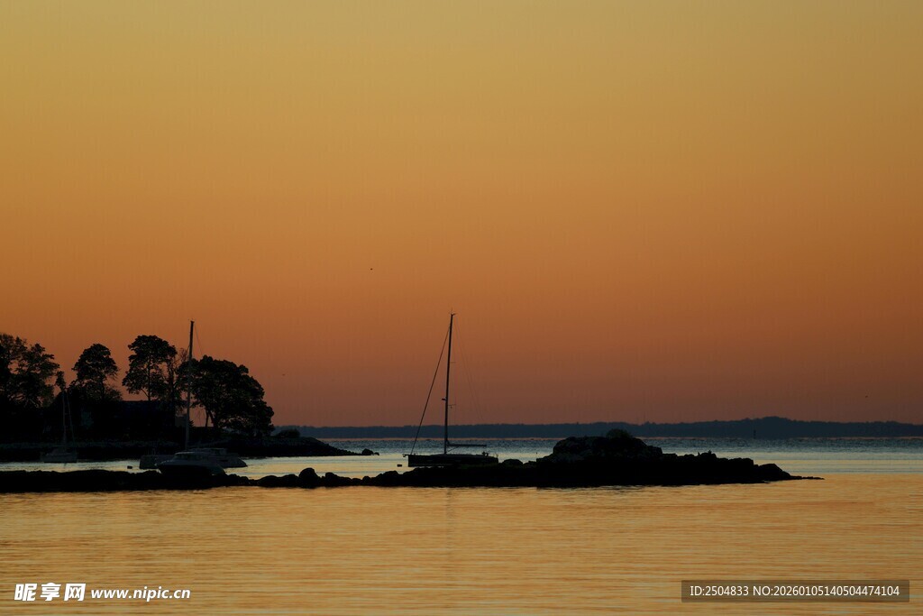 夕阳下的海边帆船美景
