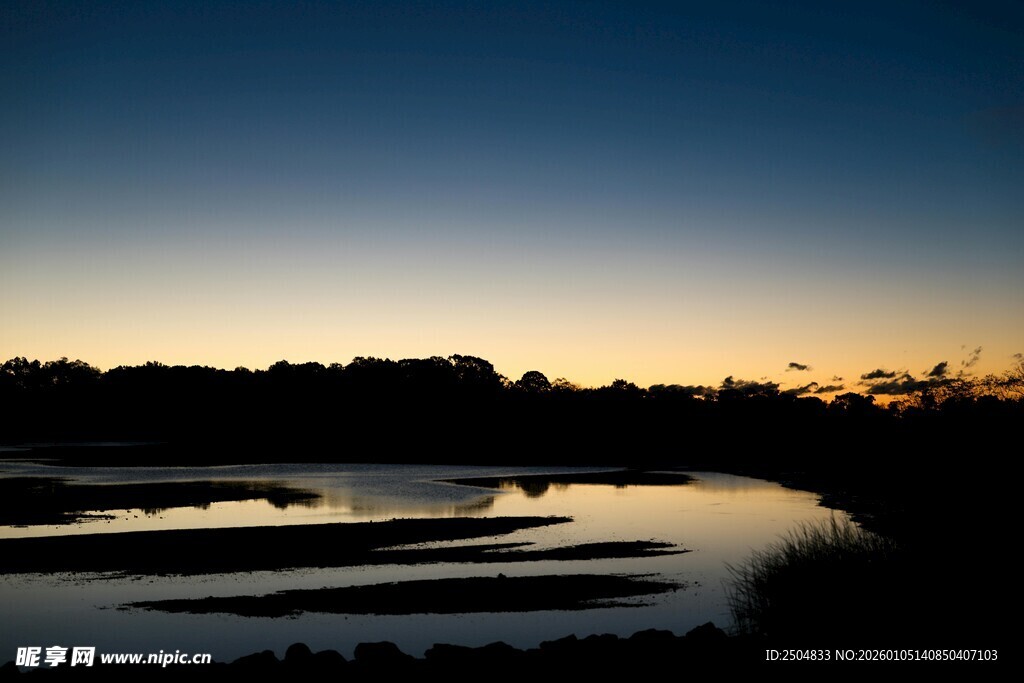 黄昏湖畔美景