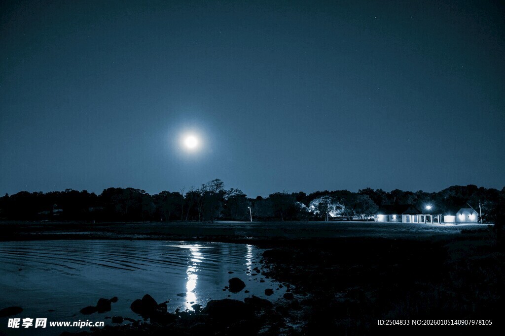 月夜湖畔美景