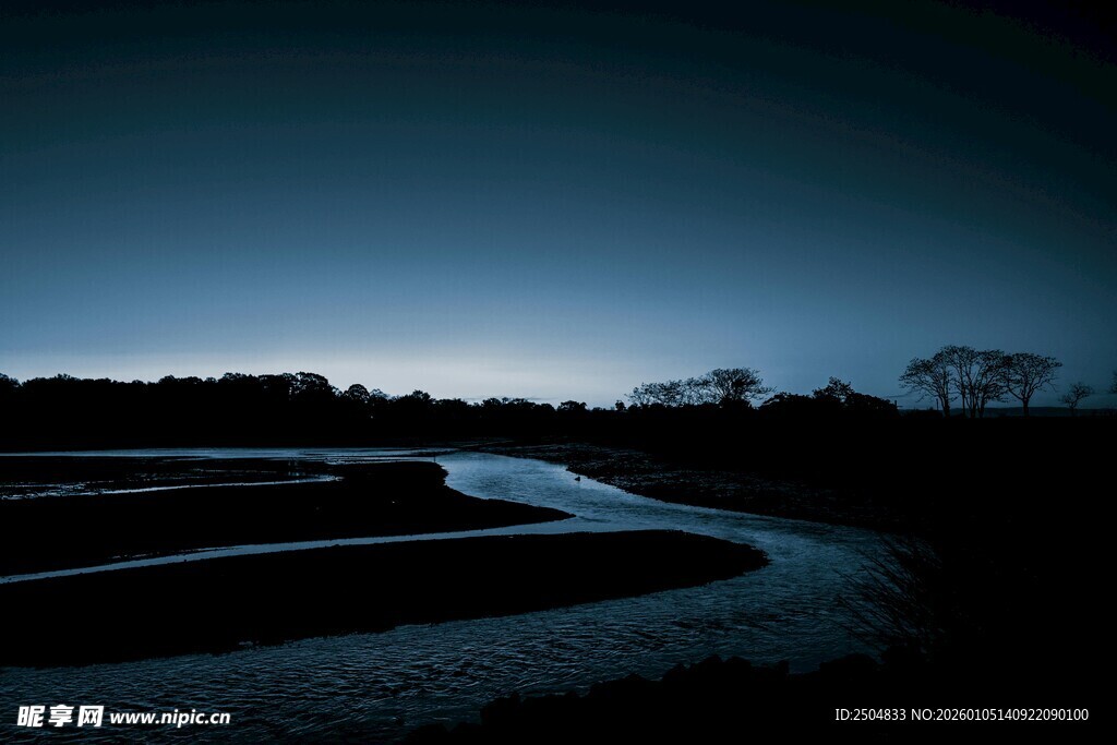 夜幕下蜿蜒的静谧河道