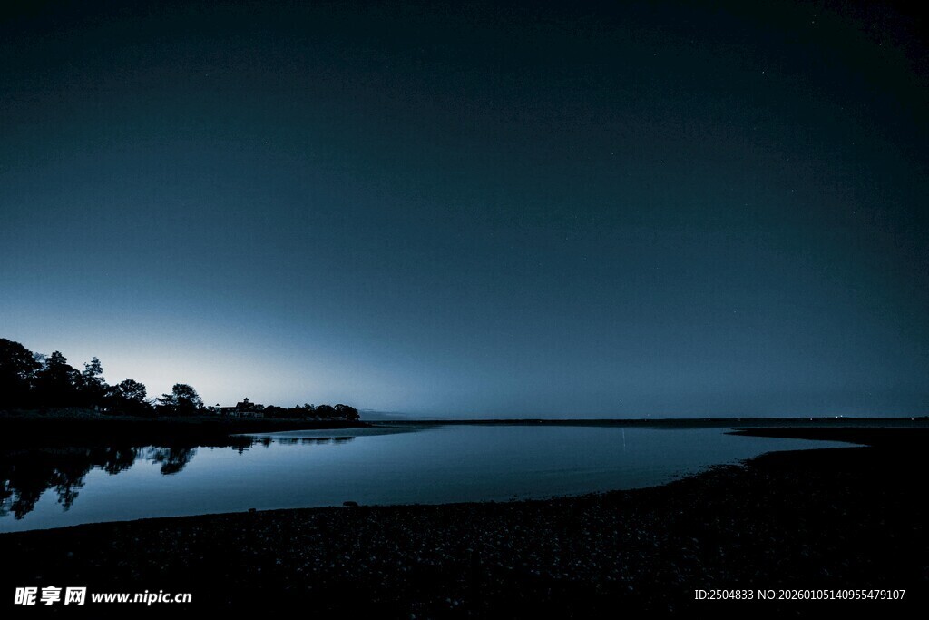 静谧湖畔夜色美景
