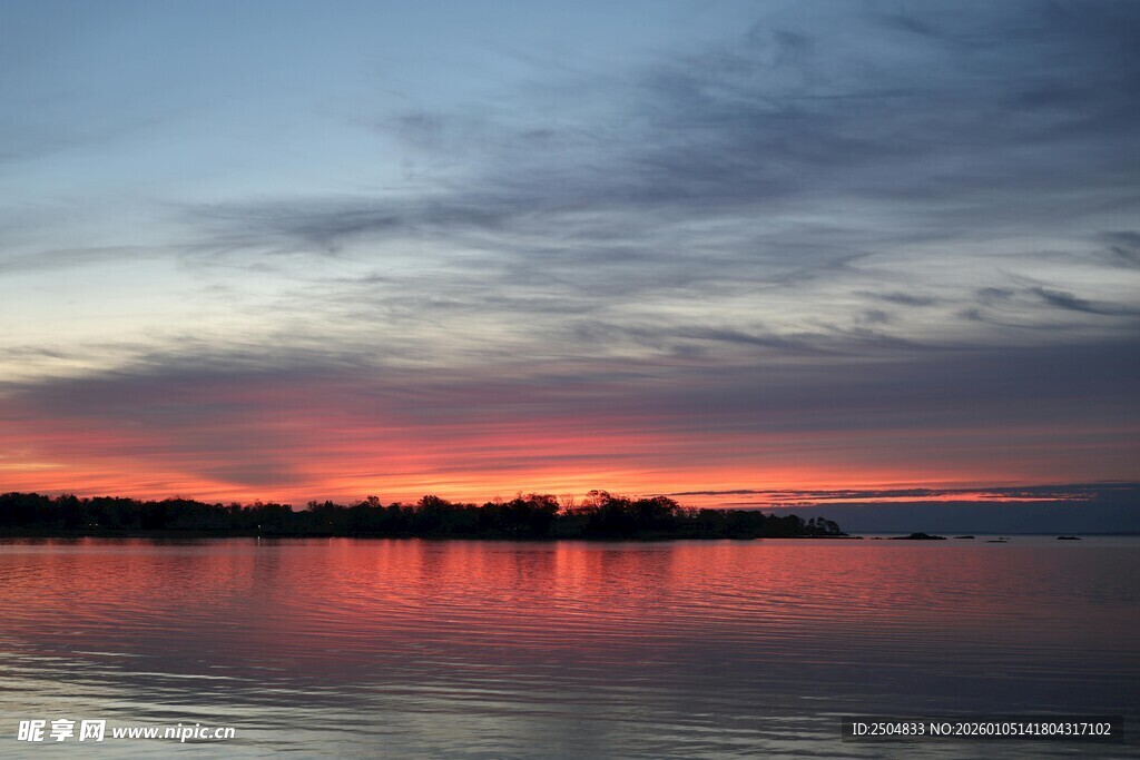 湖畔绚丽晚霞倒映水面
