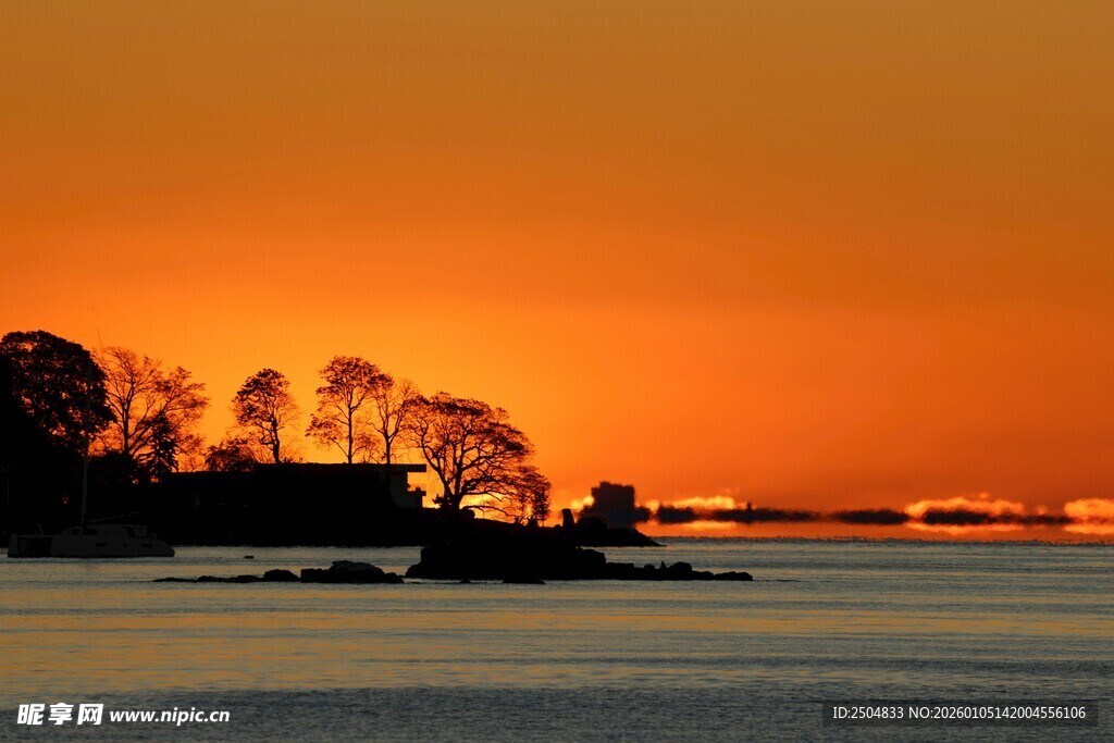 夕阳下的静谧岛屿风光