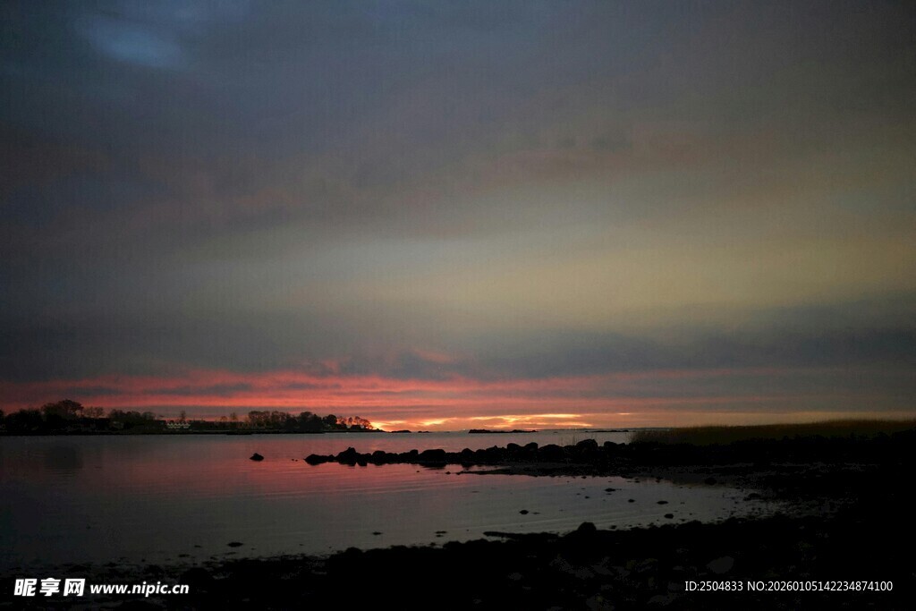 湖畔绝美日落景观