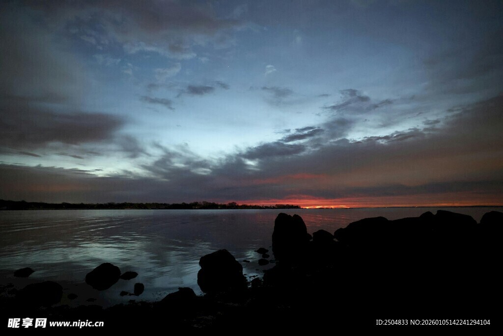 海边日落时分的美丽景象