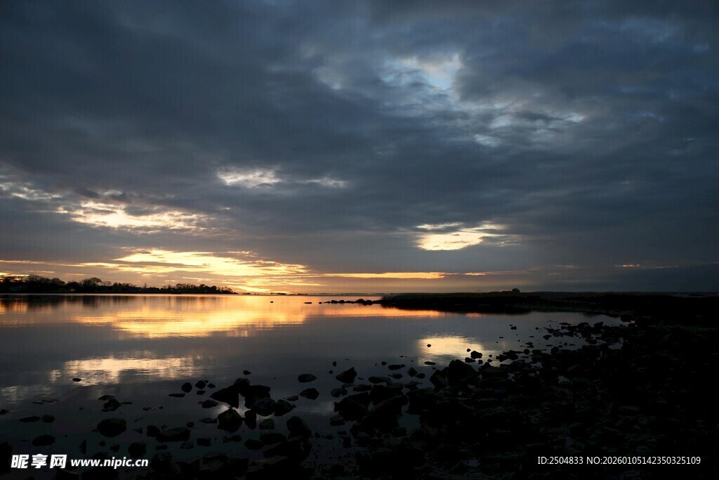 黄昏湖畔 云影天光共徘徊