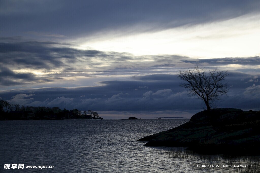 湖畔黄昏景色