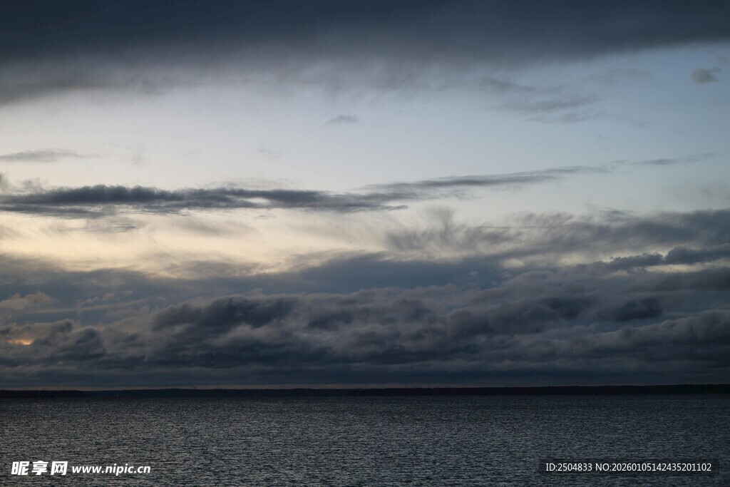 黄昏时分的海面与天空