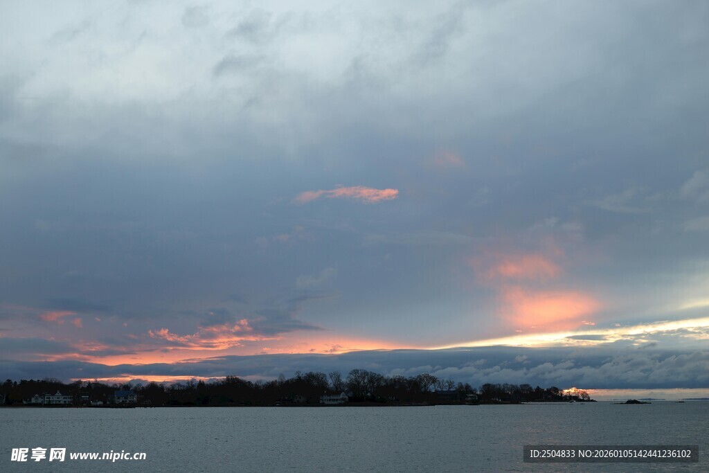 黄昏湖畔天空绚丽云彩