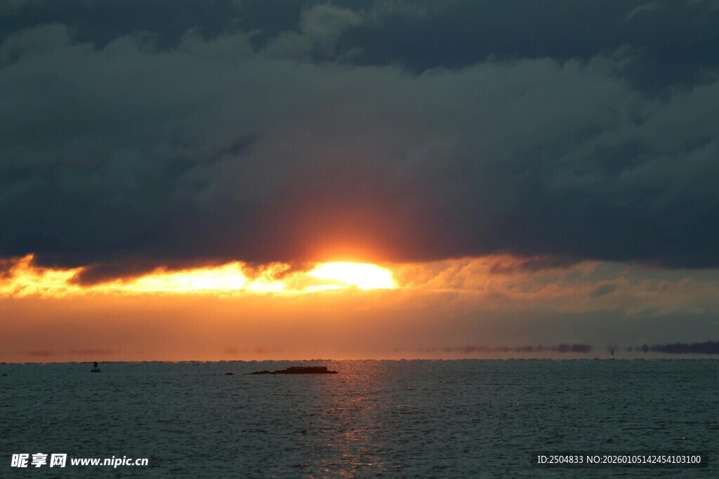 海上日落 乌云中的金色光芒