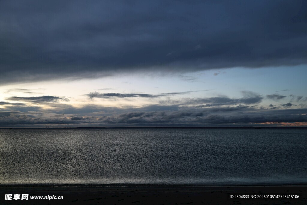 黄昏下的宁静湖面