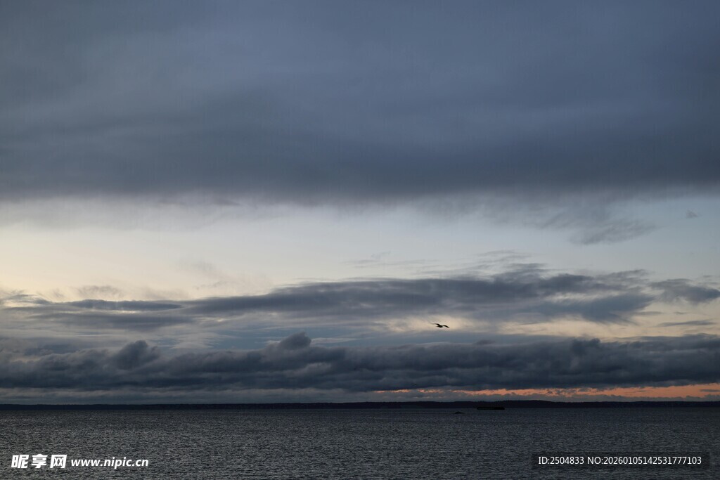 海上乌云密布的黄昏景象