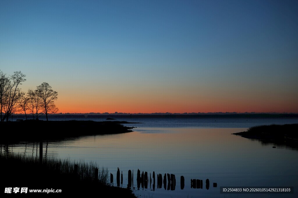 湖畔黄昏美景