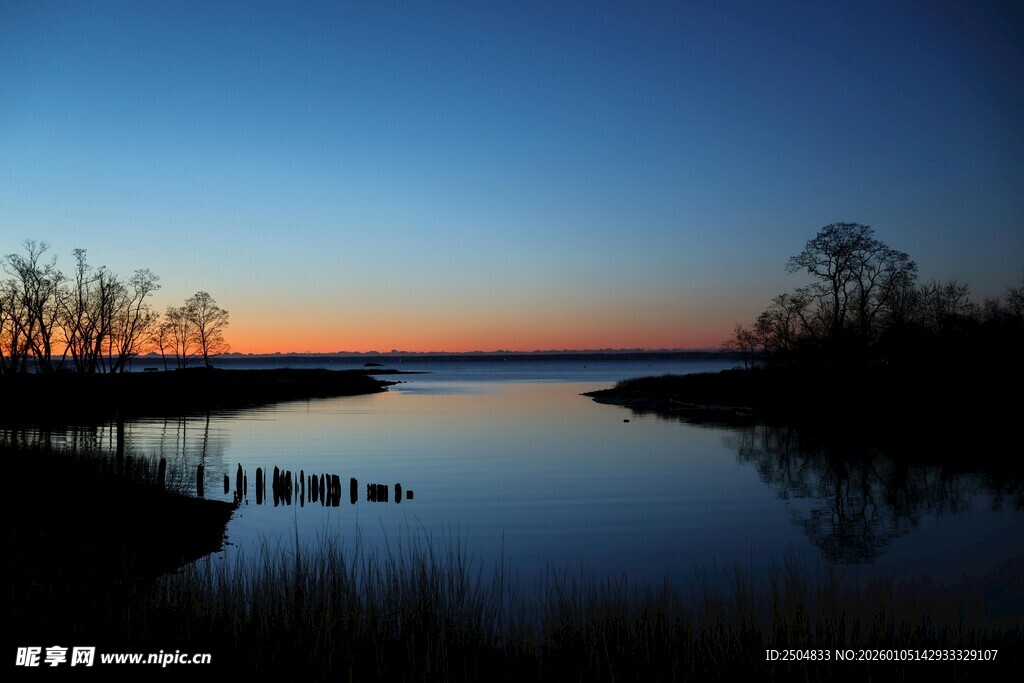 湖畔黄昏美景