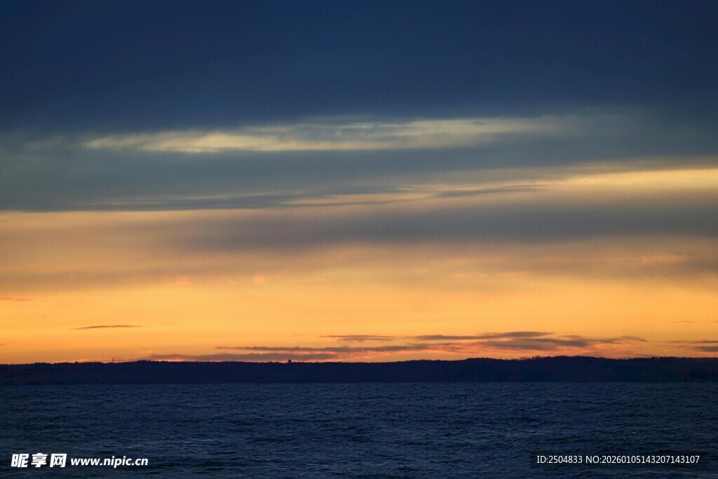 黄昏时分的海面与天空