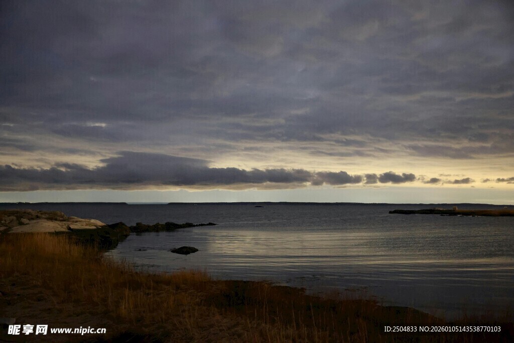 黄昏下海边的静谧景色