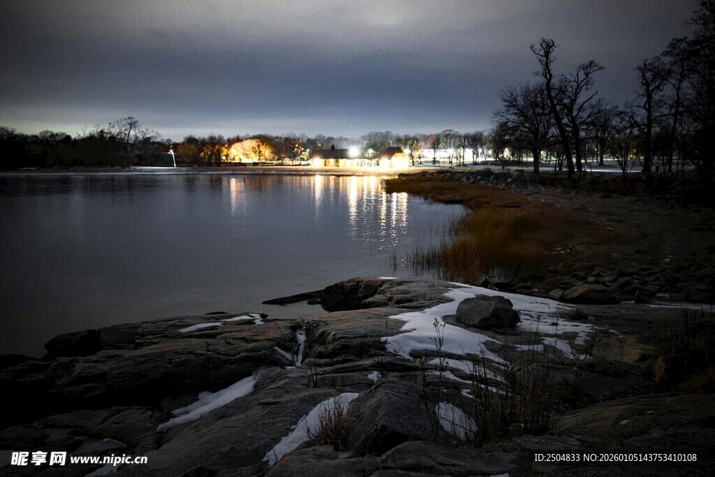 湖畔夜景 岸边微光映水面