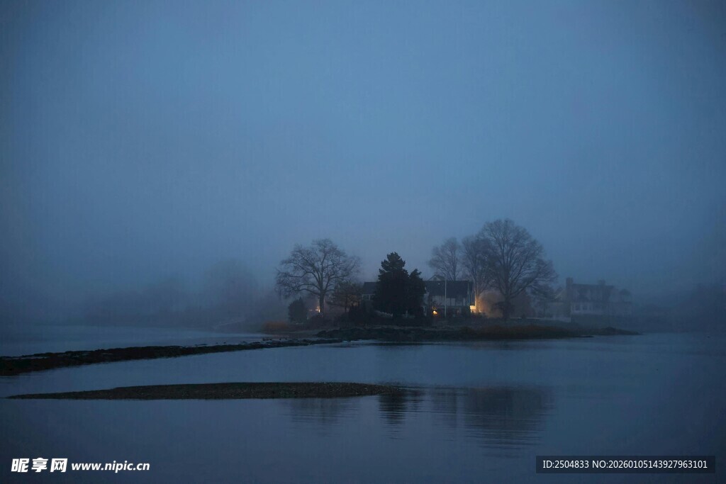 雾霭中的静谧湖畔小屋