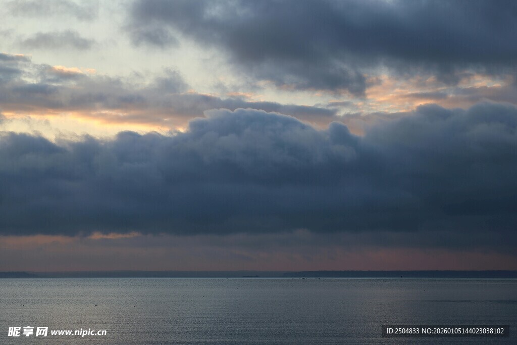 海上黄昏 乌云笼罩之景