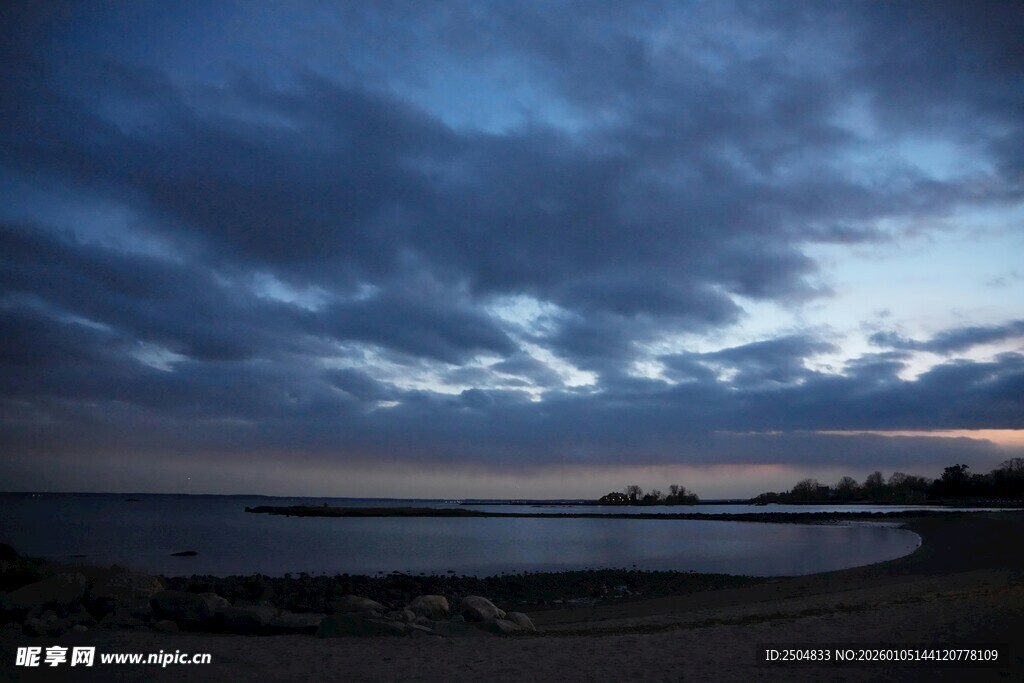 黄昏湖畔 天空云彩壮丽景