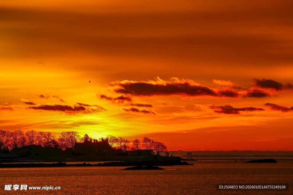夕阳下的海岛壮丽美景