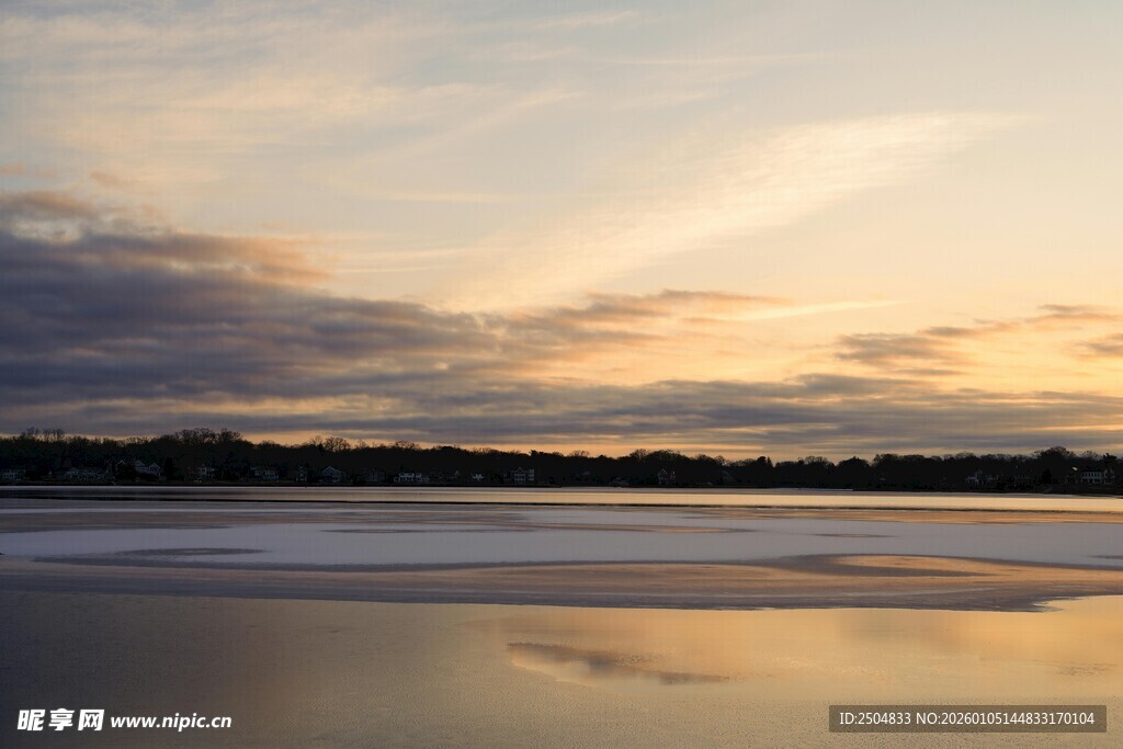 黄昏下的宁静水面美景