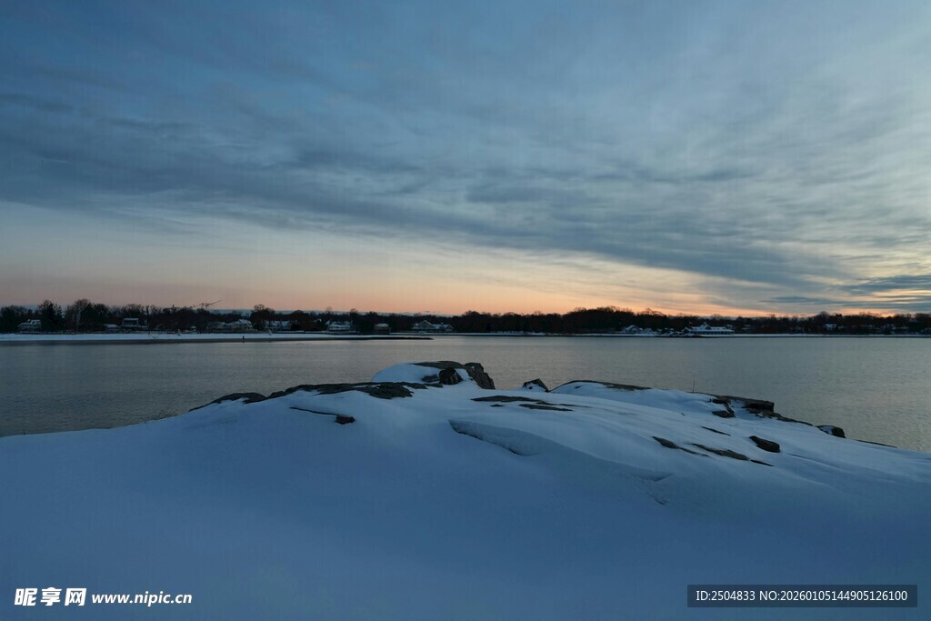 冬日雪岸的黄昏美景