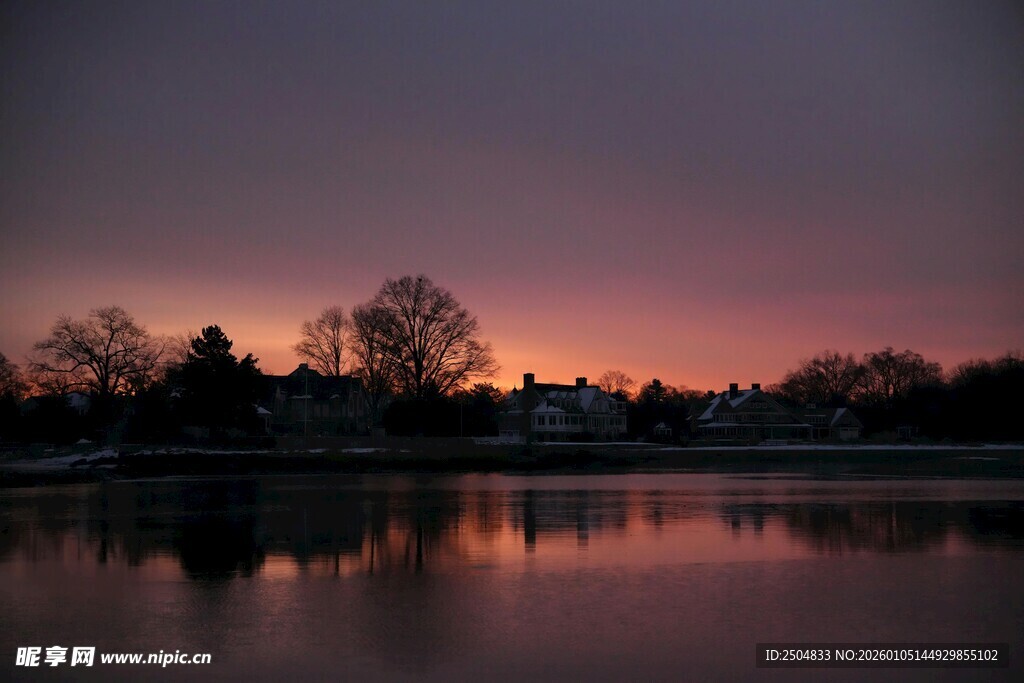 湖畔黄昏美景
