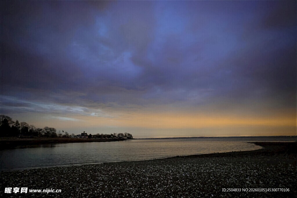 黄昏湖畔 云霭笼罩的静谧景