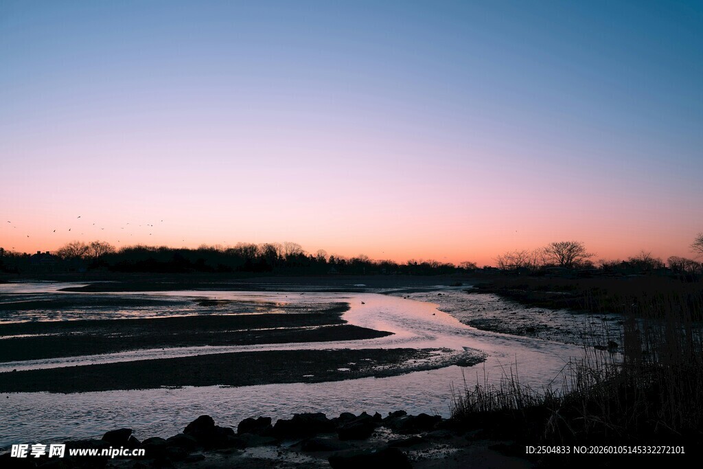 日落时分的河畔美景