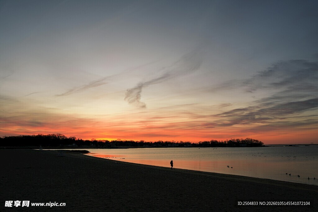 海边日落时分的静谧美景
