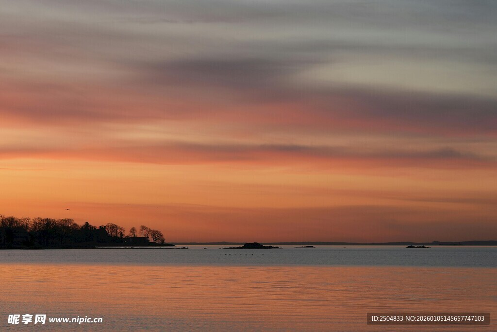湖畔绚烂晚霞美景
