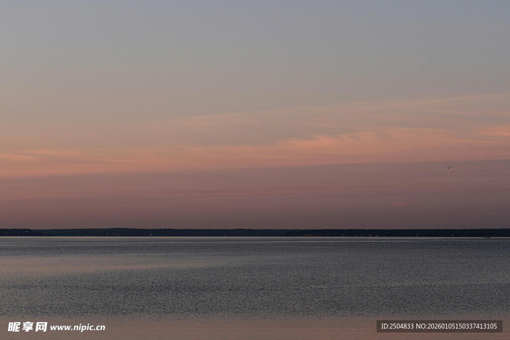 黄昏下的宁静湖面