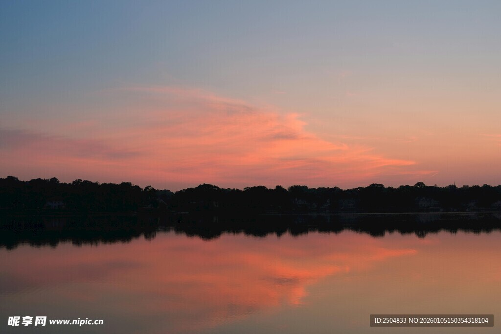 湖畔晚霞倒影美景