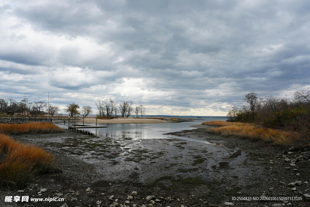 阴天下的宁静河岸风光